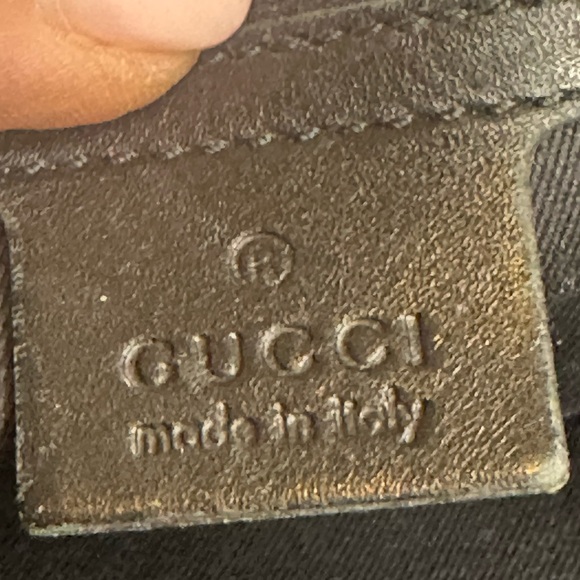 Gucci Black Messenger Bag with Structured Shape and Adjustable Strap - Picture 15 of 16